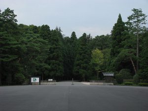 武蔵陵墓地入り口
